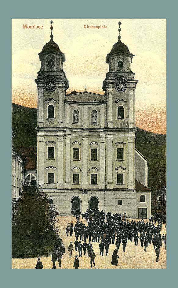 033_Mondsee-Kirchenplatz_-_Emaille-Iri-von-Hugo-Radeck-Kunstverl.-Anstalt-Muenchen-1906.-781