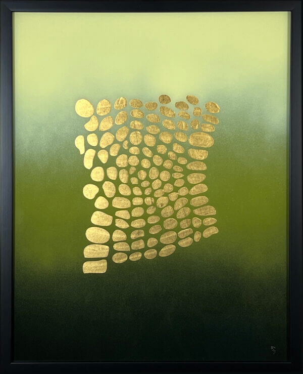 Abstrakte Kunst mit goldenem Mosaik auf grünem Hintergrund in schwarzem Rahmen.