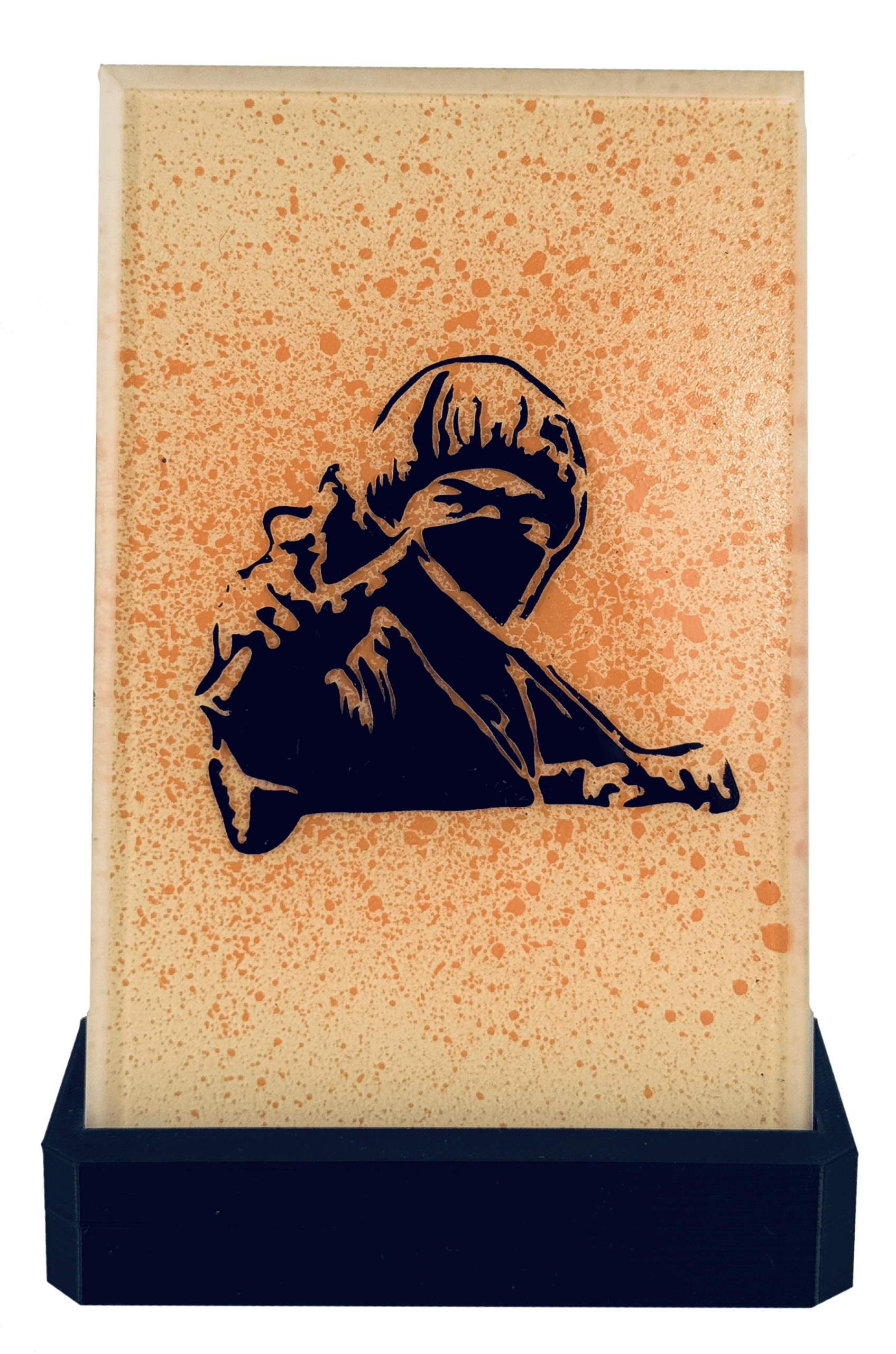 Stencil-Kunstwerk: Dunkles Bild von vermummter Person auf gesprenkeltem orangem Hintergrund.