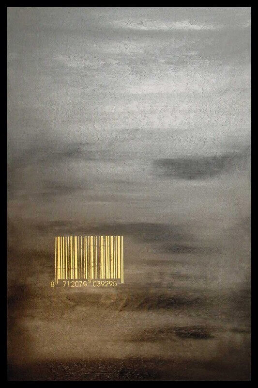 Abstrakte Kunst mit goldenem Barcode auf dunklem, wolkigem Hintergrund.