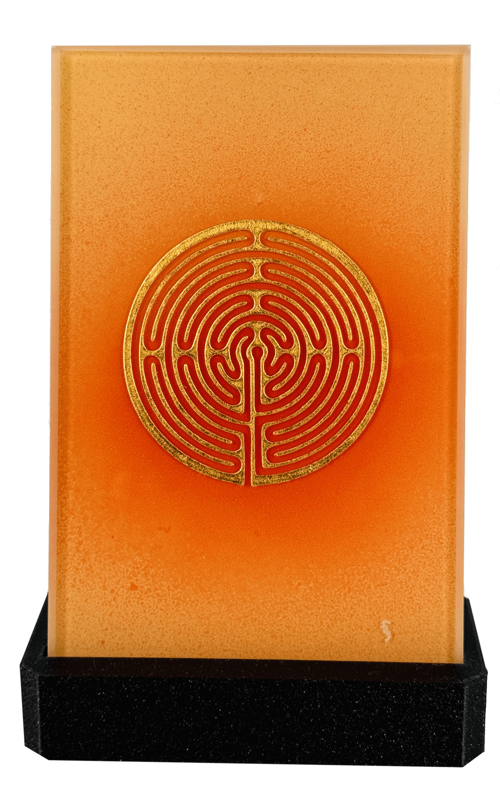 Orangefarbene Glasplatte mit goldenem Labyrinth-Design, auf schwarzem Sockel platziert.