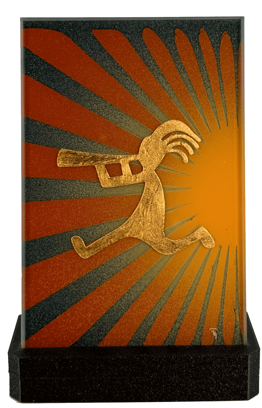 Kunstglasplatte mit gravierter Kokopelli-Figur und Sonnenstrahlen im Hintergrund, Native American Stil.