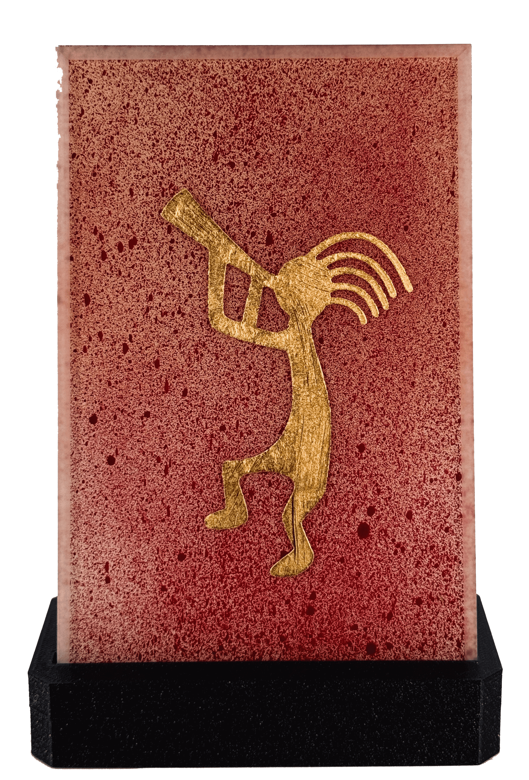 Goldene Kokopelli-Figur auf rotem Hintergrund, symbolisierend Fruchtbarkeit und Musik, dekorative Kunst.