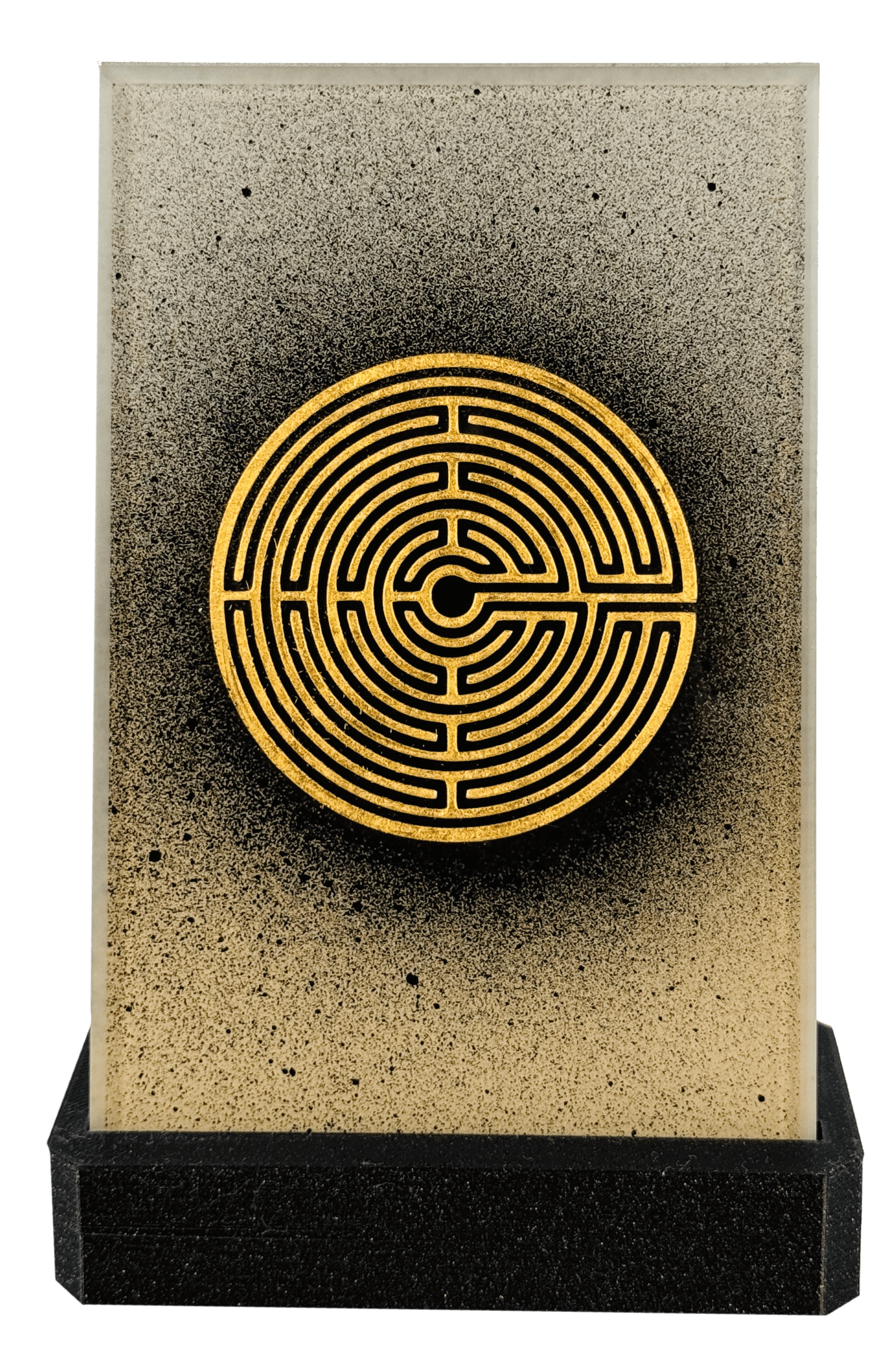 Goldenes Labyrinth auf strukturiertem Hintergrund, künstlerisch gestaltet auf Platte, mystisch und dekorativ.