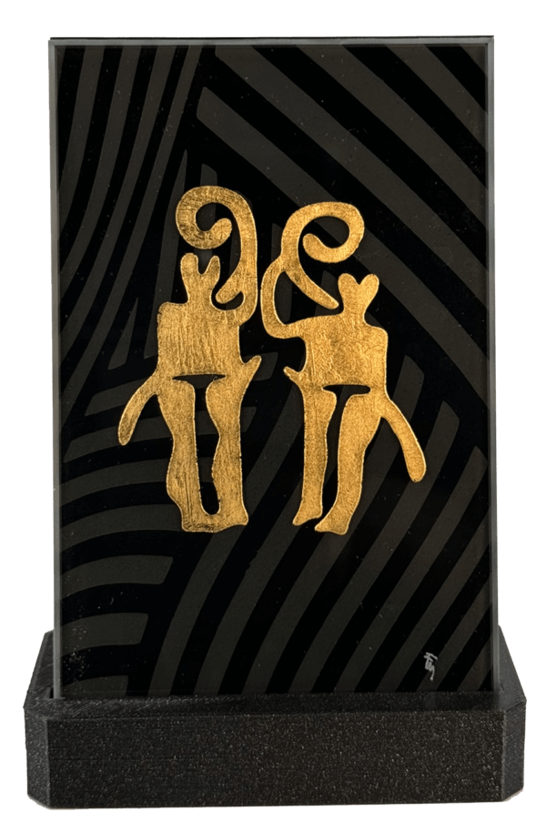 Goldene, abstrakte Figuren auf schwarzem, gestreiften Hintergrund: Kunstwerk auf Design-Sockel.