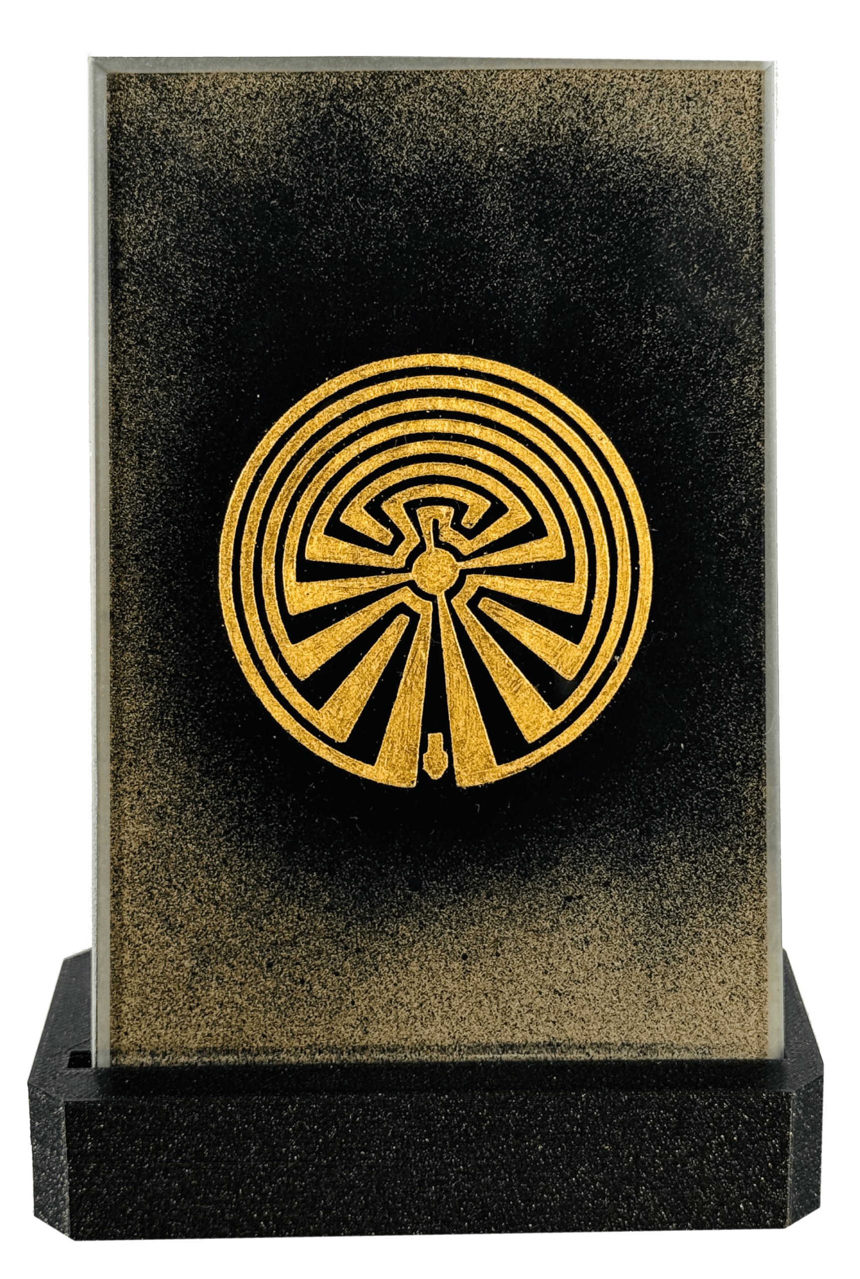 Goldenes Labyrinth-Design auf schwarzem Hintergrund, dekorative Platte, kunstvolle Mystik.