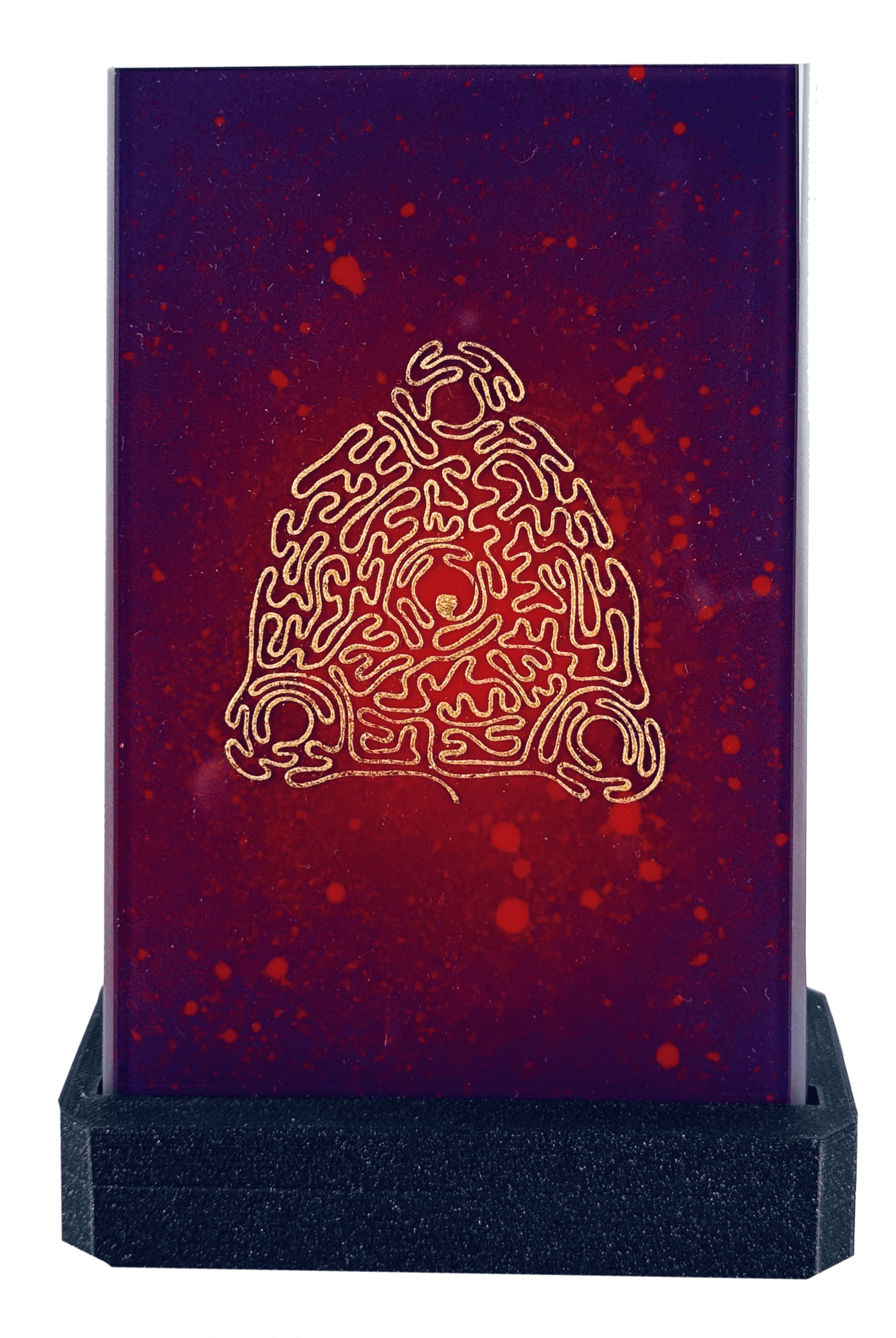 Moderne rote Trophäe mit labyrinthartigem Muster, schwarzer Sockel, elegantes Design für besondere Anlässe.