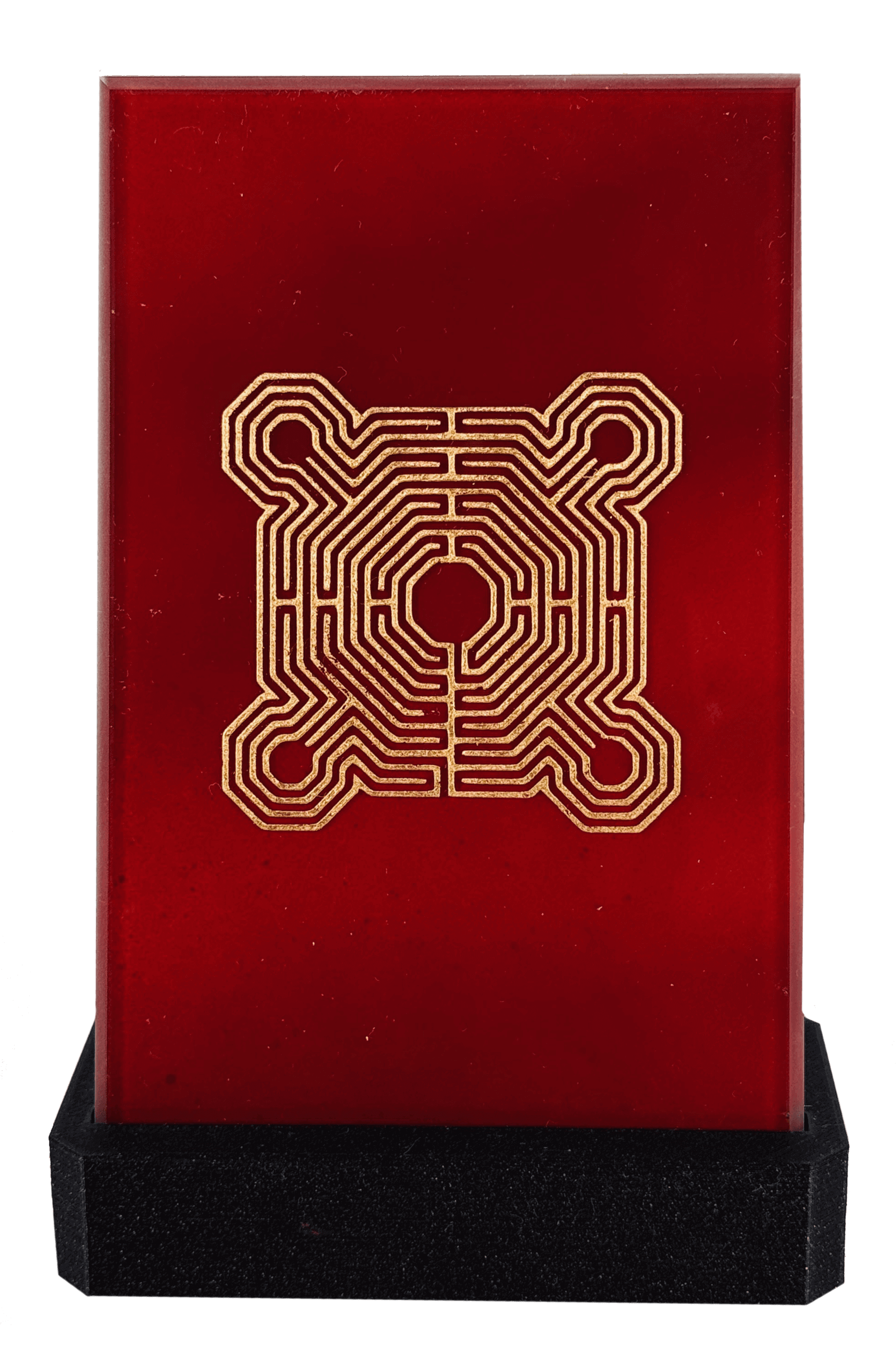 Rote Trophäe mit goldenem, geometrischem Muster auf schwarzem Sockel, elegant und modern.