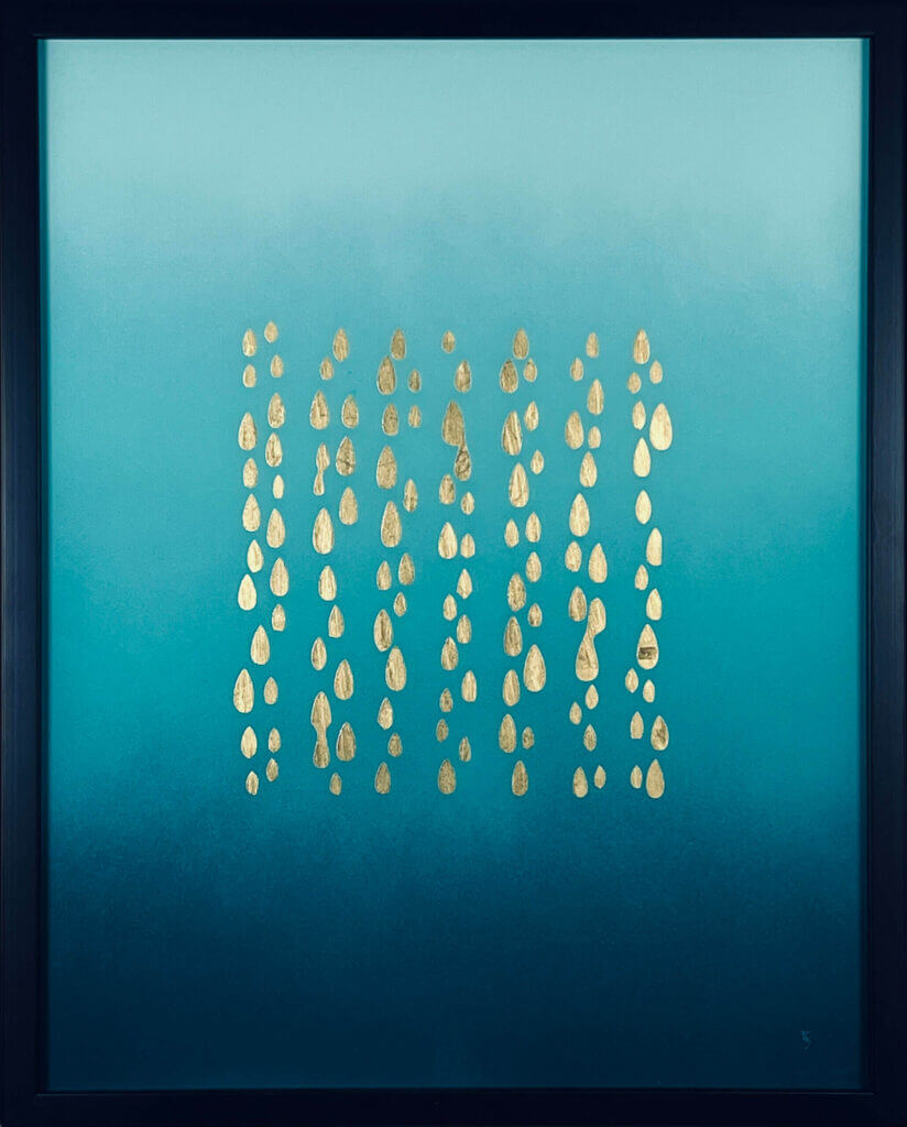 Abstrakte Kunst auf blauem Hintergrund mit goldenen Tropfen-Motiven, moderne Wanddekoration für stilvolles Interieur.