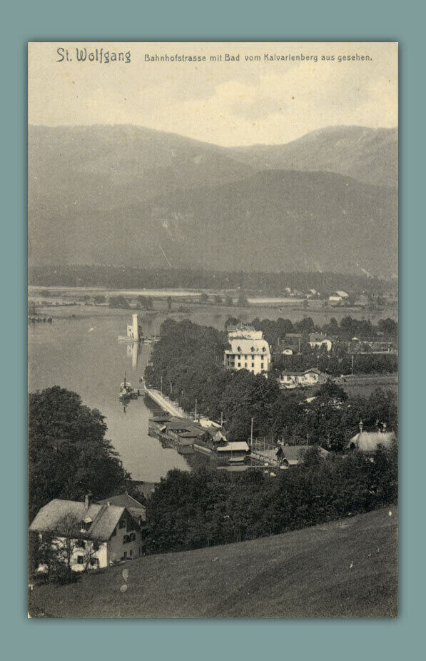 St.-Wolfgang-Bahnhofstrasse-mit-Bad-vom-Kalvarienberg-aus-gesehen.