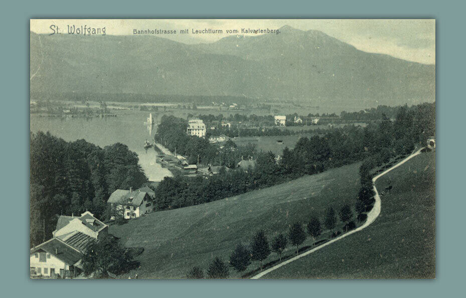 St.-Wolfgang-Bahnhofstrasse-mit-Leuchtturm-vom-Kalvarlenberg.