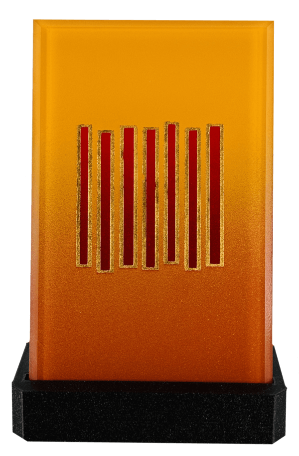 Orange Trophäe auf schwarzem Sockel mit vertikalen, roten Streifen als Design-Element.