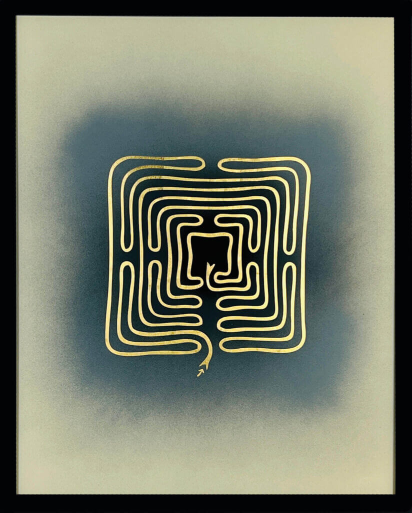 Goldenes Labyrinth-Muster auf blau-grünem Hintergrund, symbolisiert Komplexität und Orientierung.