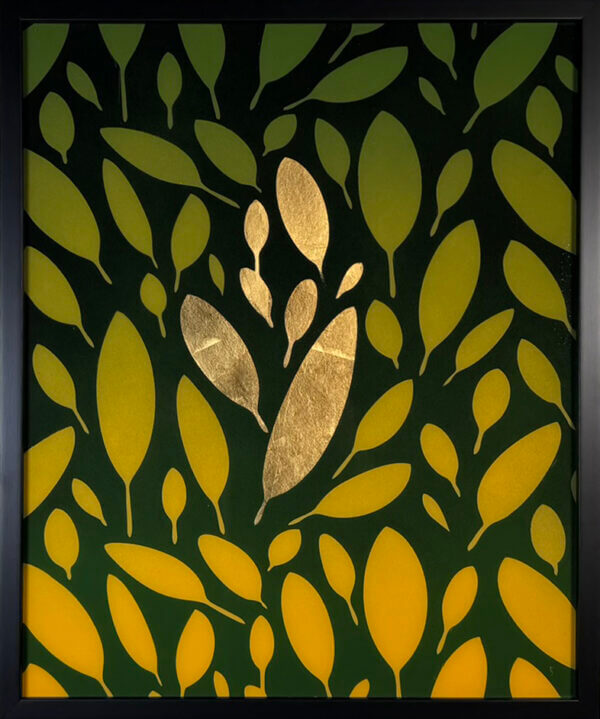 Goldene Blätter auf dunkelgrünem Hintergrund, modern und stilvoll künstlerisch gestaltet.