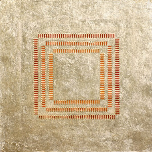 Geometrisches Kunstwerk mit quadratischem Muster in Orange- und Rottönen auf beige strukturiertem Hintergrund.