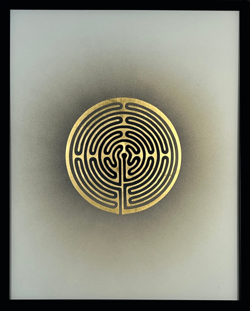 Goldenes kreisförmiges Labyrinth-Design auf grauem Hintergrund, symbolisiert Komplexität und Rätselhaftigkeit.