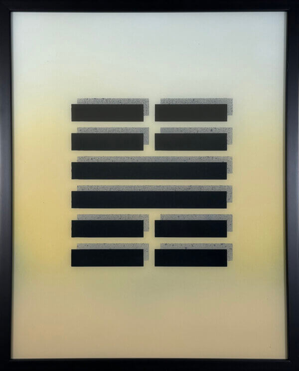 Minimalistisches abstraktes Kunstwerk mit schwarzen Linien auf beige Hintergrund, geometrisch angeordnet im schwarzen Rahmen.