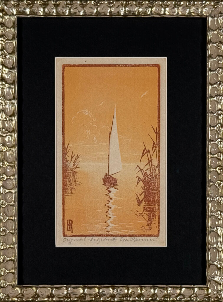 Boot segelt auf ruhigem See bei Sonnenuntergang, umgeben von Schilfrohr. Vintage Kunstwerk im goldenen Rahmen.