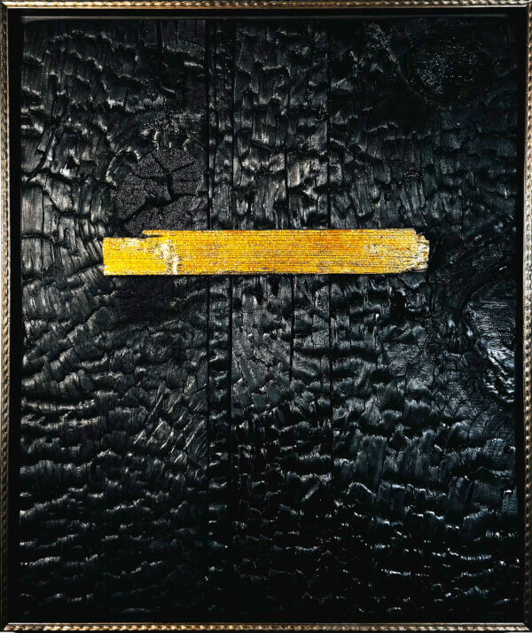 Abstrakte Kunst: Goldfarbener Streifen auf verbranntem Holz, modern und kraftvoll.