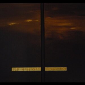 Abstrakte Kunst mit dunklen, goldenen Tönen und Braille-Schrift auf einer Leinwand.