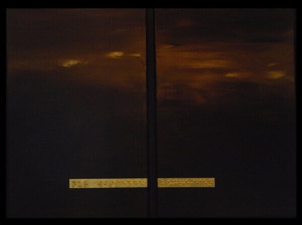 Abstrakte Kunst mit dunklen, goldenen Tönen und Braille-Schrift auf einer Leinwand.